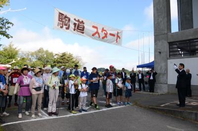 スタートの号砲を鳴らす市長の画像