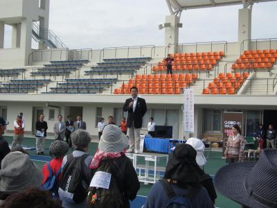 スタートに先立ち挨拶する市長の画像