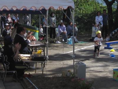 大沢保育園の運動会を参観する市長の画像