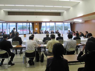 一堂に会して対応策を協議する佐久広域管内の市町村長らの画像