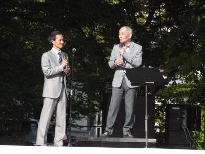 司会者と楽しいトークを交わす神津善行氏の画像