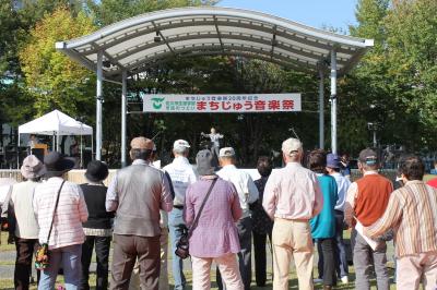 神津善行氏の指揮のもと参加者全員で合唱の画像