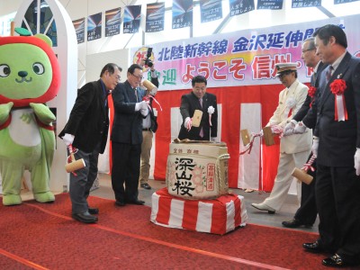 北陸新幹線金沢延伸開業歓迎の様子の画像