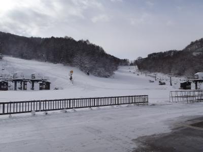 雪化粧したゲレンデの様子の画像