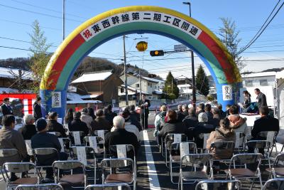開通式で挨拶を述べる市長の画像