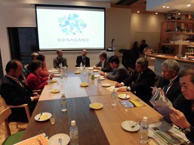 参加者との意見交換に臨む市長ら関係者の画像