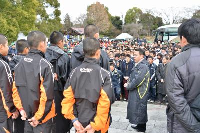 選手や関係者を前に慰労の言葉を述べる市長の画像