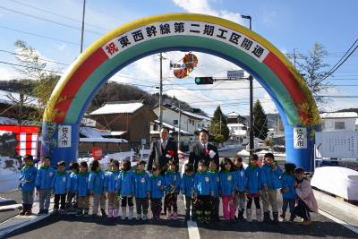 春日保育園の園児の皆さんとの記念撮影の画像