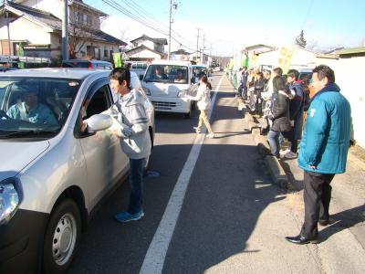 高瀬小学校の前の道路で啓発活動を行う児童の皆さんの画像