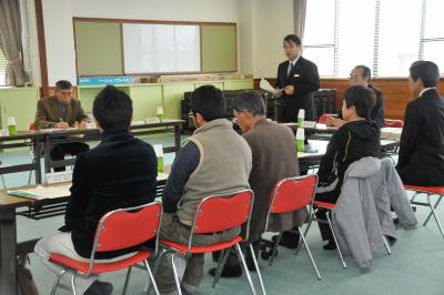 応援団の皆さんを前に挨拶する様子の画像