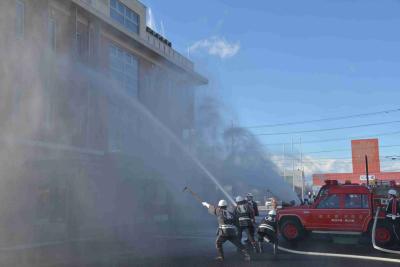 佐久消防署新庁舎への初放水の画像