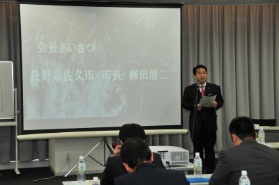 開会にあたり挨拶する様子の画像