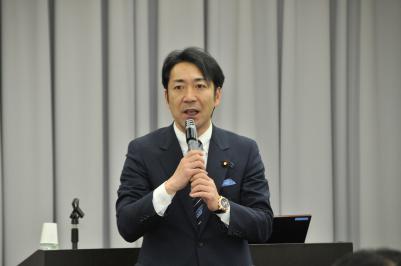 挨拶する中川代議士の画像
