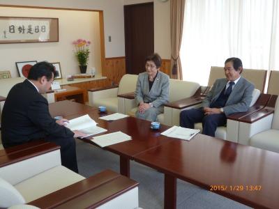 宮地会長、金澤部会長との懇談の様子の画像