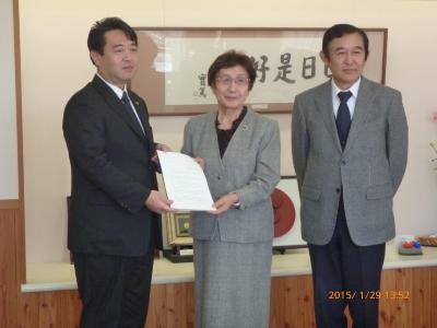 宮地会長より答申を受け取る様子の画像