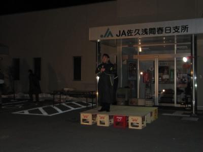 祭りの開催に先立ち挨拶する様子の画像