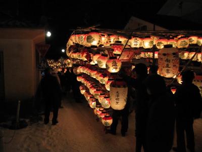 提灯に彩られた輿（こし）の様子の画像