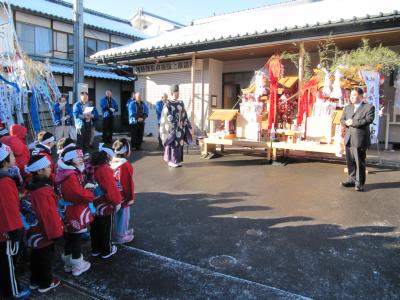 祭りの開催に先立ち挨拶する様子の画像
