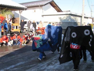 子どもたちの元気な獅子舞の画像