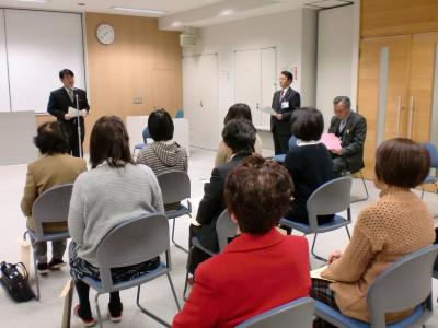 研修生の皆さんを前に挨拶する様子の画像