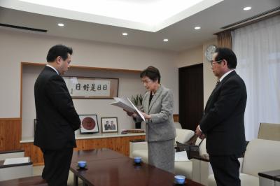 答申書を朗読する宮地会長の画像