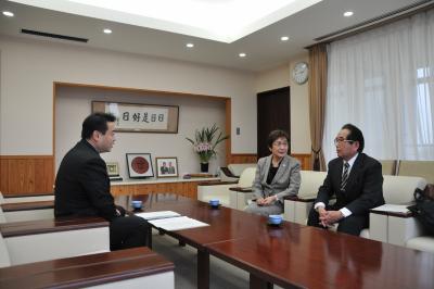 宮地会長、小林部会長との懇談の様子の画像