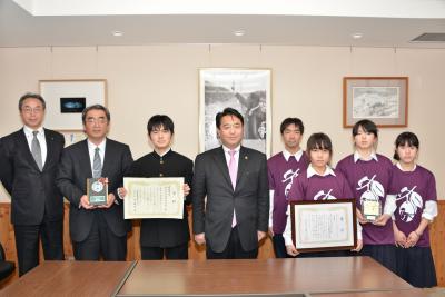 受賞された臼田中学校の皆さんとの記念撮影の画像