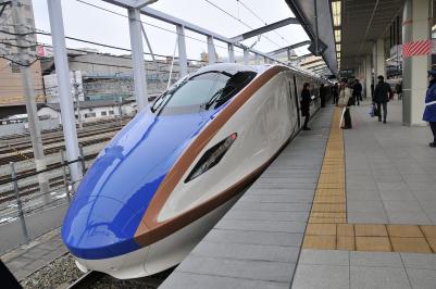 長野駅構内に停車する新型車両「E7系」の画像