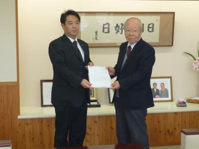 白井会長より答申を受け取る様子の画像