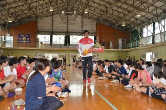 佐久平総合技術高校生の激励を受ける川元選手の画像