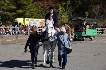 乗馬して会場を巡る市長の画像