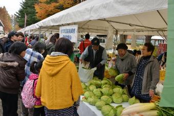 農業者団体による農産物販売の様子の画像