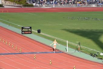 ゴールインする佐久長聖の丸山選手の画像