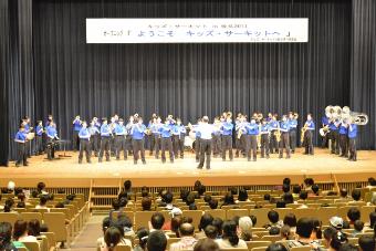 オープニングでの臼田中学校の演奏の様子の画像