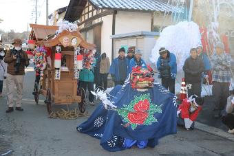 元気に舞う獅子舞の画像