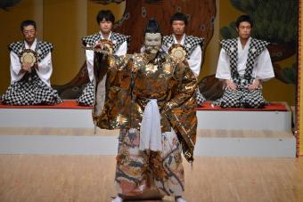 湯原神社式三番の上演の画像