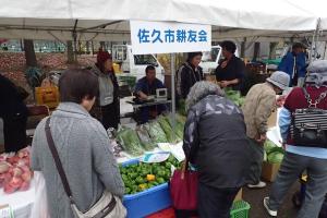 農産物販売の様子の画像