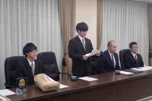 表敬訪問の様子の画像