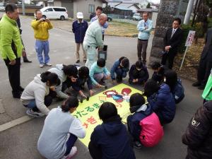 小学校正門前の作業
