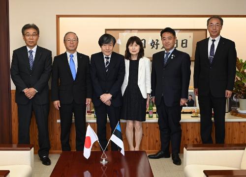 在エストニア日本国特命全権大使　北岡閣下夫妻と1