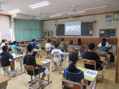 竣工式の様子をリモートで見守る児童の皆様1