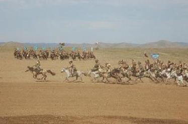 草原を駆け抜ける騎馬軍団の画像
