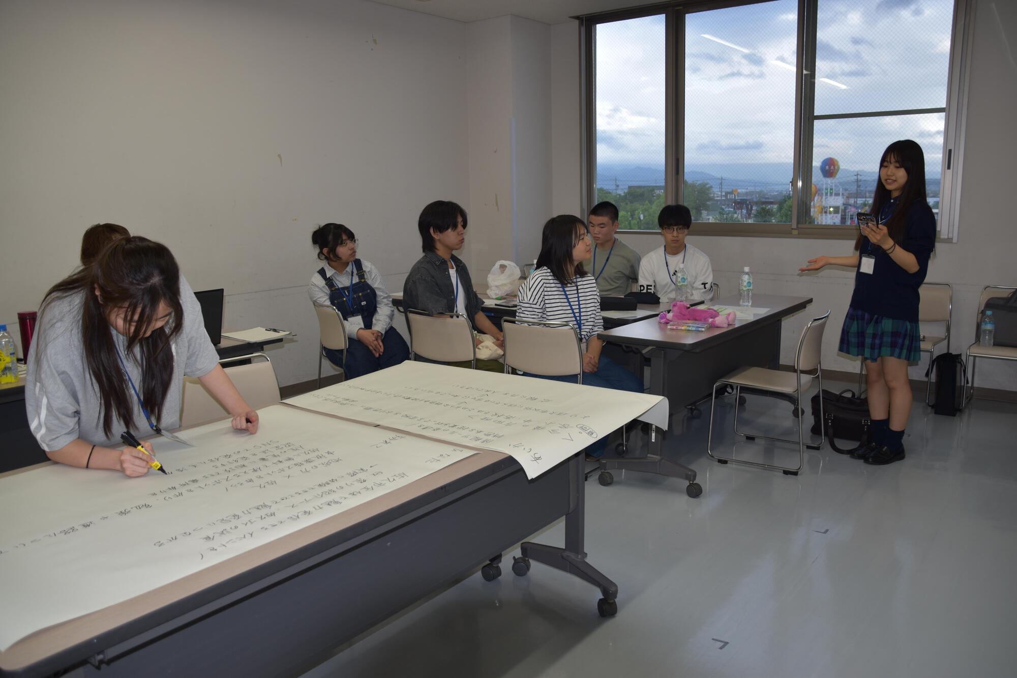 高校生打合せ風景写真