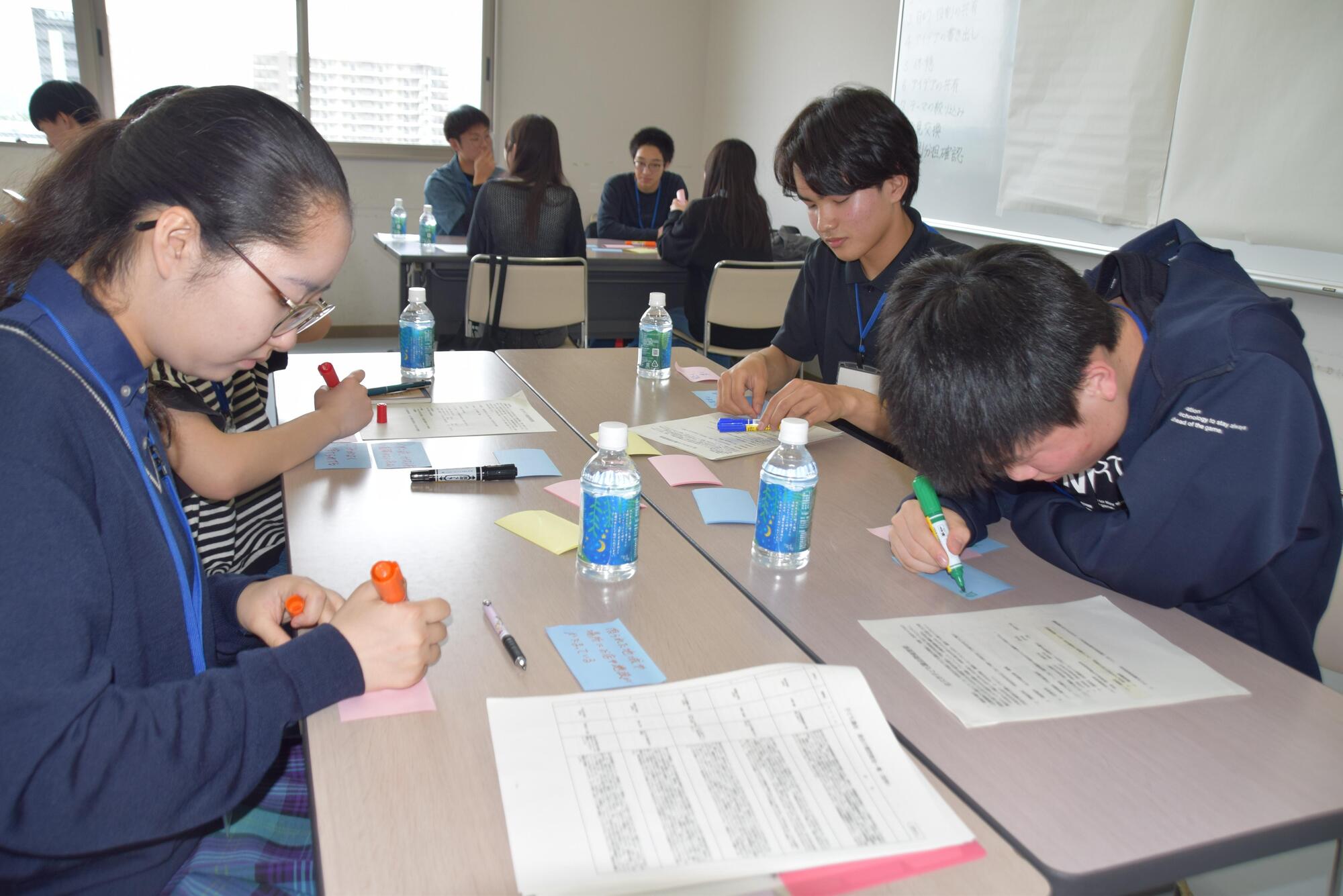 高校生が自分の意見を書く様子