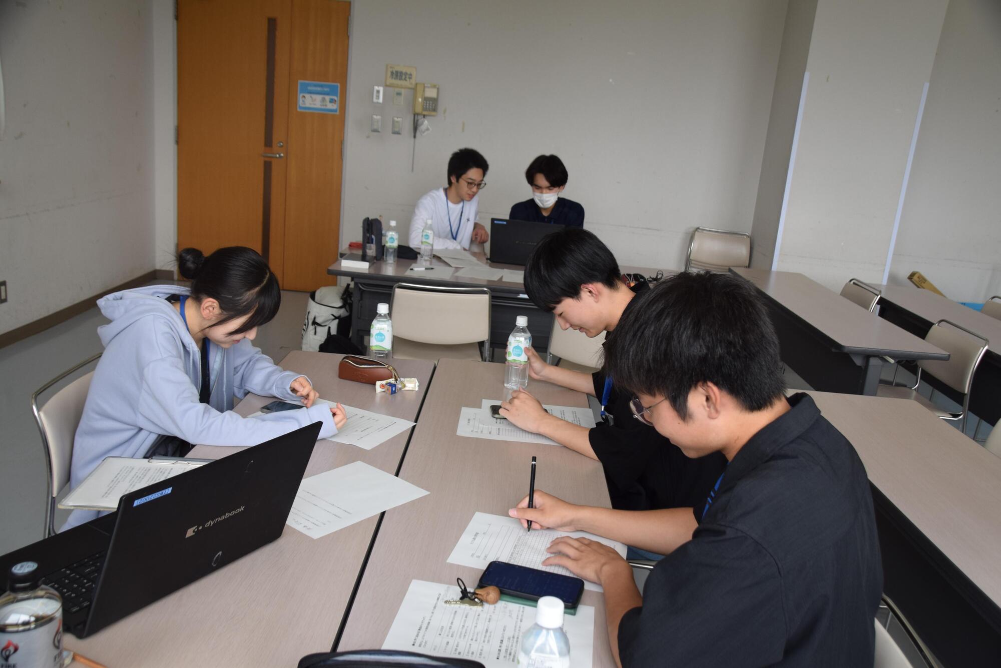質問内容をまとめる様子