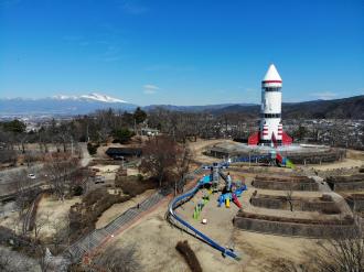 稲荷山公園内から見たコスモタワー画像