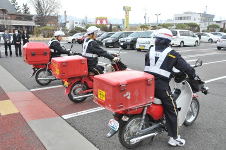 オリジナルナンバープレートをつけた郵便局のバイクの画像
