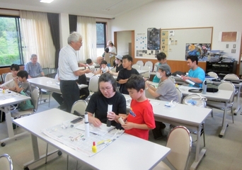 望遠鏡キット工作のようす