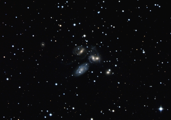 コンパクト銀河群「ステファンの五つ子」の画像です。