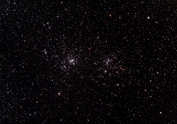 散開星団　NGC869、NGC884の画像です。